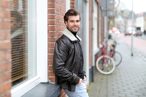 Man staat met rug tegen woning