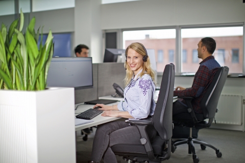 Medewerker met headset op kantoor