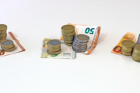 Biljetten en stapeltjes muntgeld